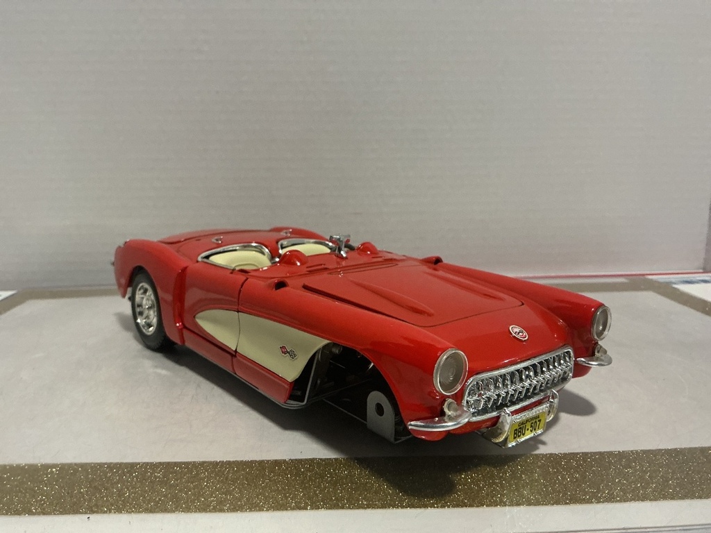 1:18 CORVETTE PARTS CAR *SEE BOTTOM* RED ON CREAME image