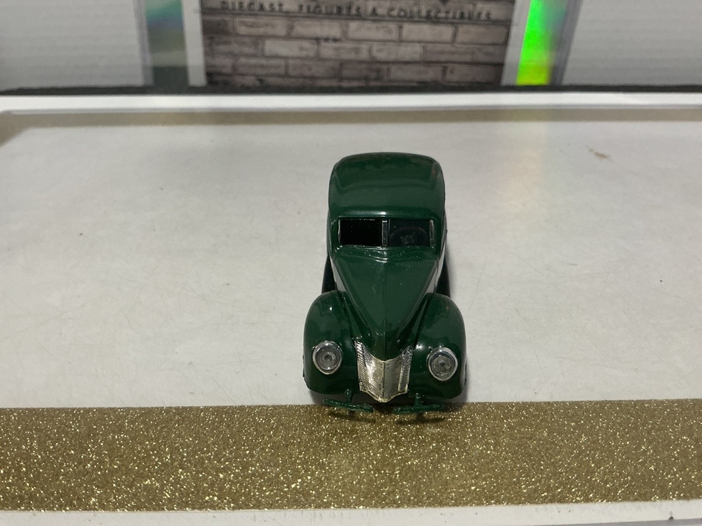 1/43 VINTAGE 1940 Ford Deluxe Tudor Sedan - 1966 Renwal Model image