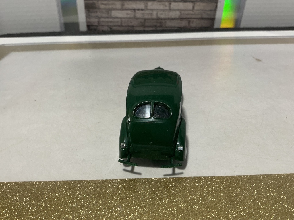 1/43 VINTAGE 1940 Ford Deluxe Tudor Sedan - 1966 Renwal Model image
