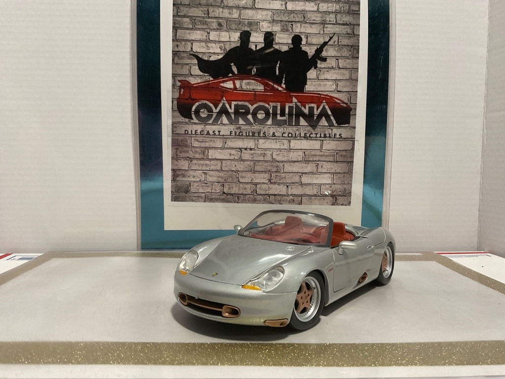 1/18: MAISTO PORSHE BOXLER SILVER ON RED image