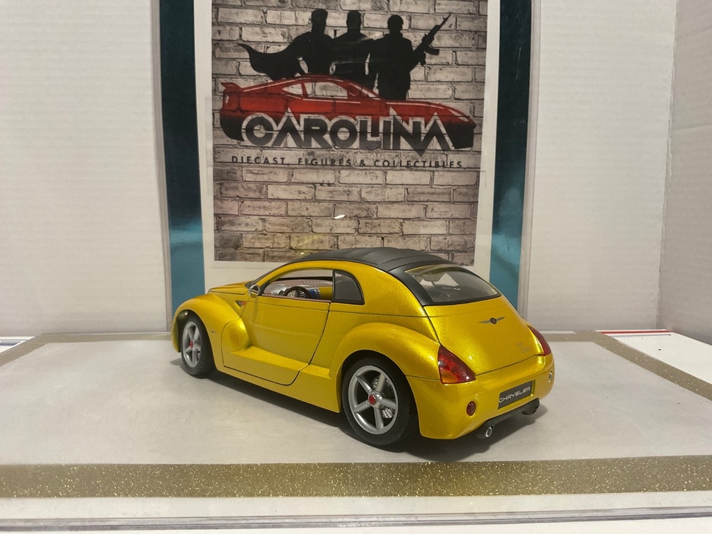 1/18: MAISTO CHRYSLER PRONTO PT CRUISER YELLOW ON BLACK image