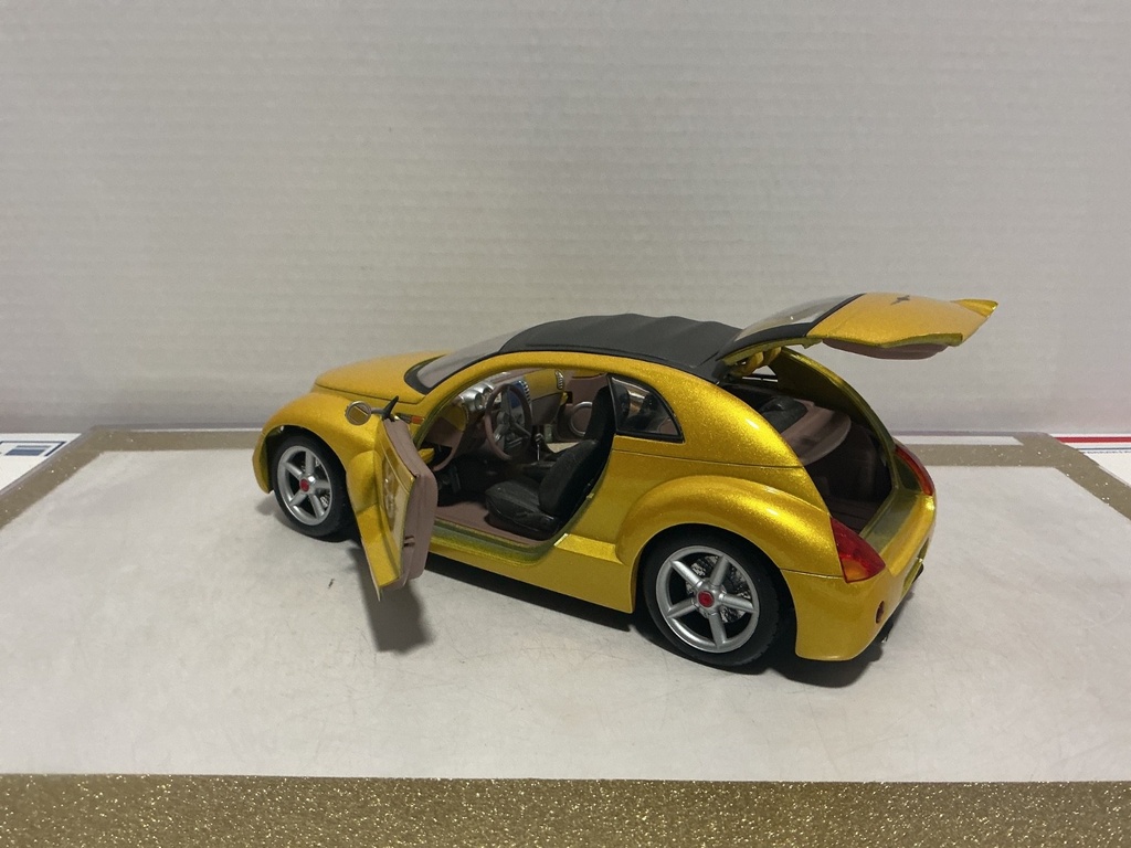 1/18: MAISTO CHRYSLER PRONTO PT CRUISER YELLOW ON BLACK image