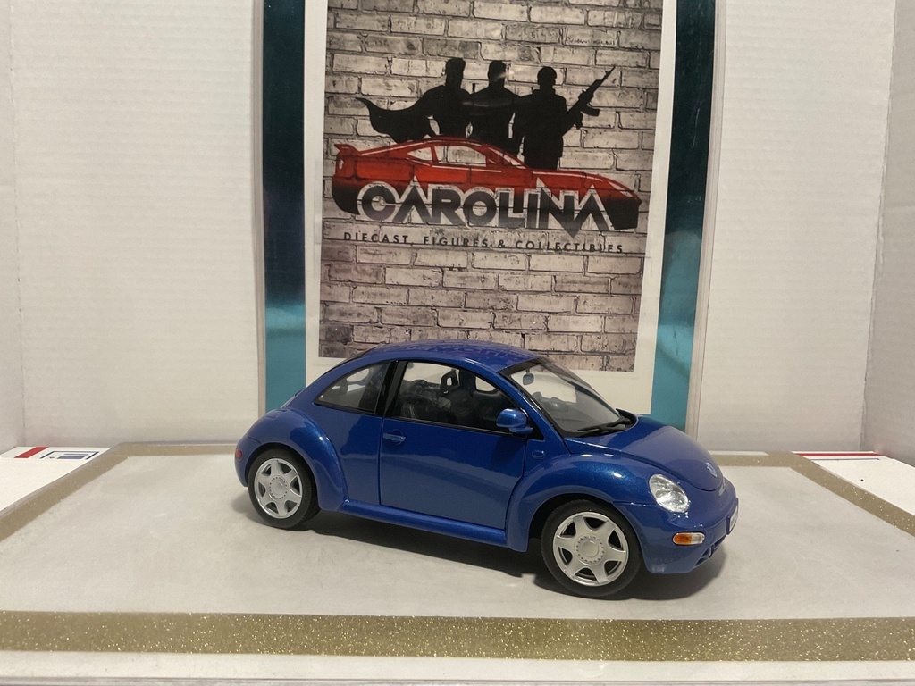 1/18: MAISTO NEW BEETLE BLUE ON BLACK image
