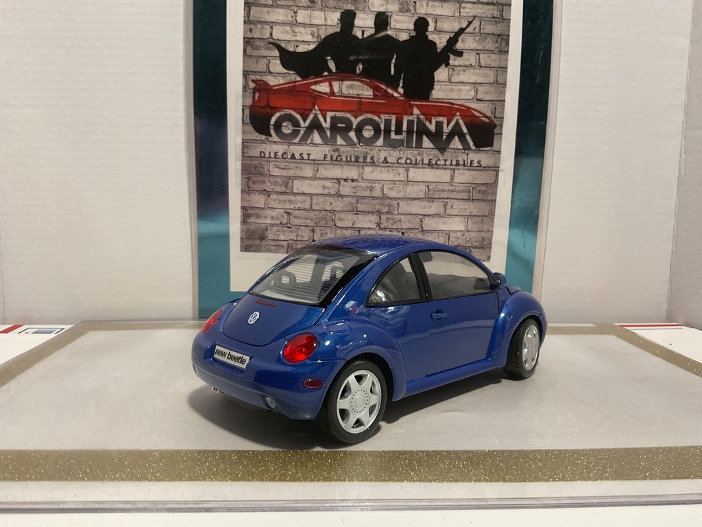 1/18: MAISTO NEW BEETLE BLUE ON BLACK image