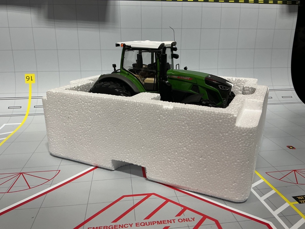 1/32 WIKING - FENDT 933 VARIO ROW CROP TIRE  { DISPLAYED} WK877442 image