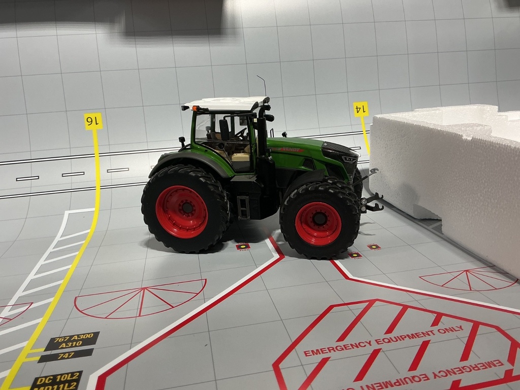 1/32 WIKING - FENDT 933 VARIO ROW CROP TIRE  { DISPLAYED} WK877442 image