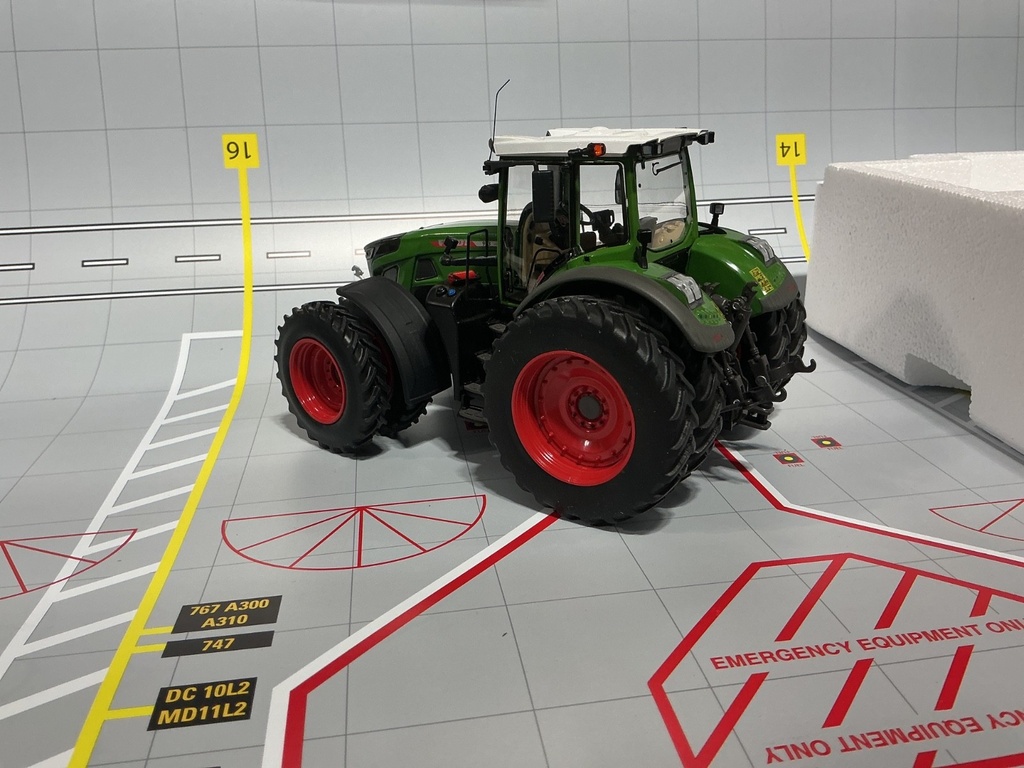 1/32 WIKING - FENDT 933 VARIO ROW CROP TIRE  { DISPLAYED} WK877442 image