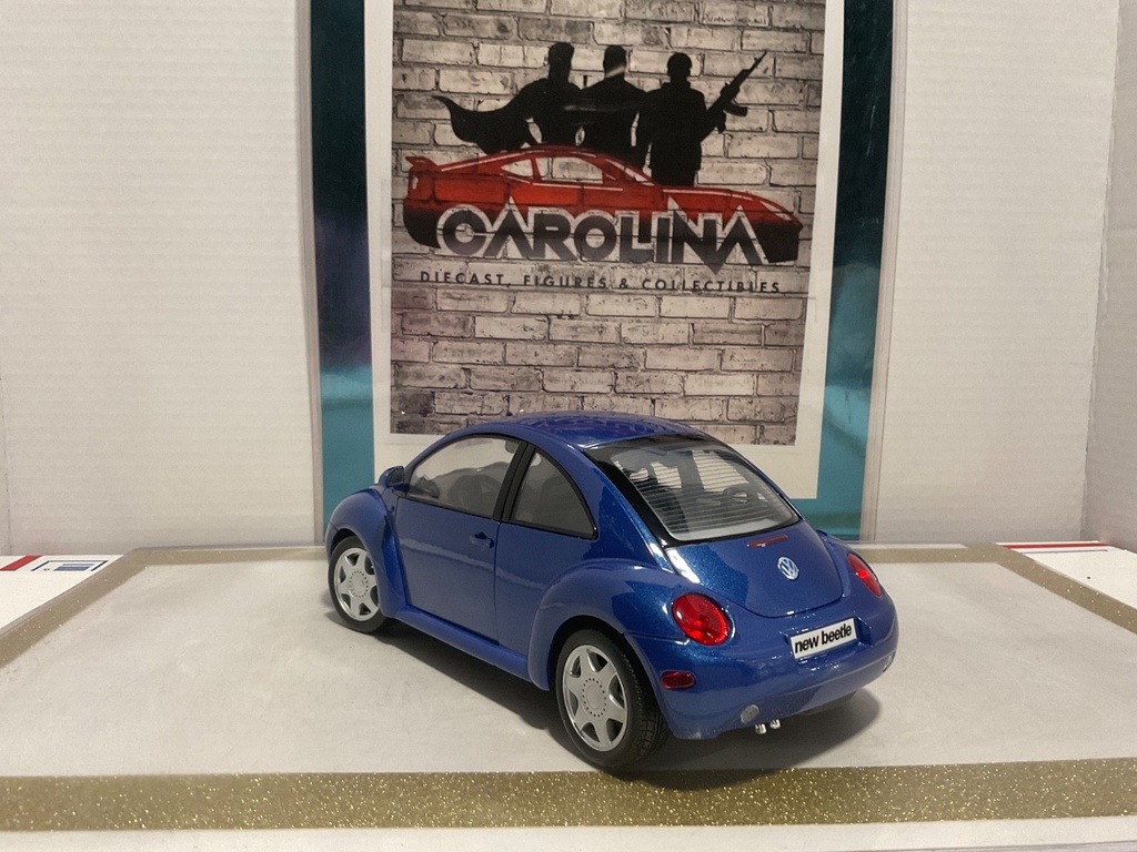 1/18: MAISTO NEW BEETLE BLUE ON BLACK image