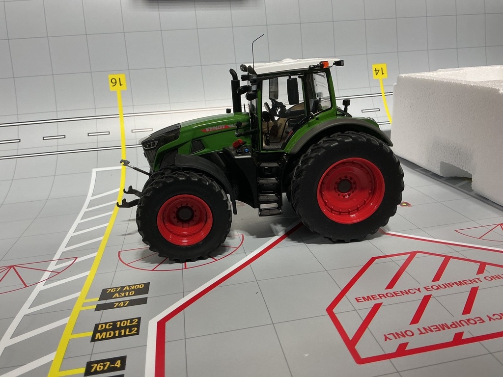 1/32 WIKING - FENDT 933 VARIO ROW CROP TIRE  { DISPLAYED} WK877442 image