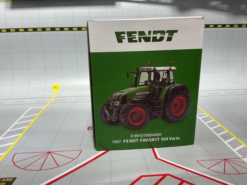 1/32 WEISE TOYS AGCO FENDT FAVORIT  924  VARIO { DISPLAYED} image