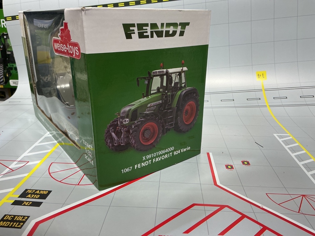 1/32 WEISE TOYS AGCO FENDT FAVORIT  924  VARIO { DISPLAYED} ! image