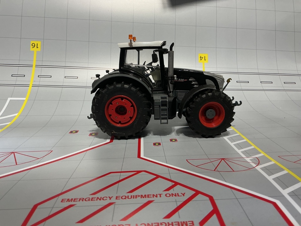 1/32 WIKING - FENDT 936 VARIO TRACTOR { DISPALYED} image