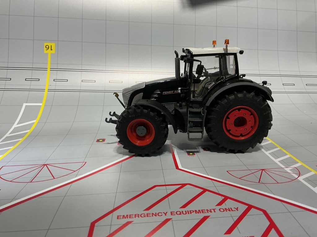 1/32 WIKING - FENDT 936 VARIO TRACTOR { DISPALYED} image