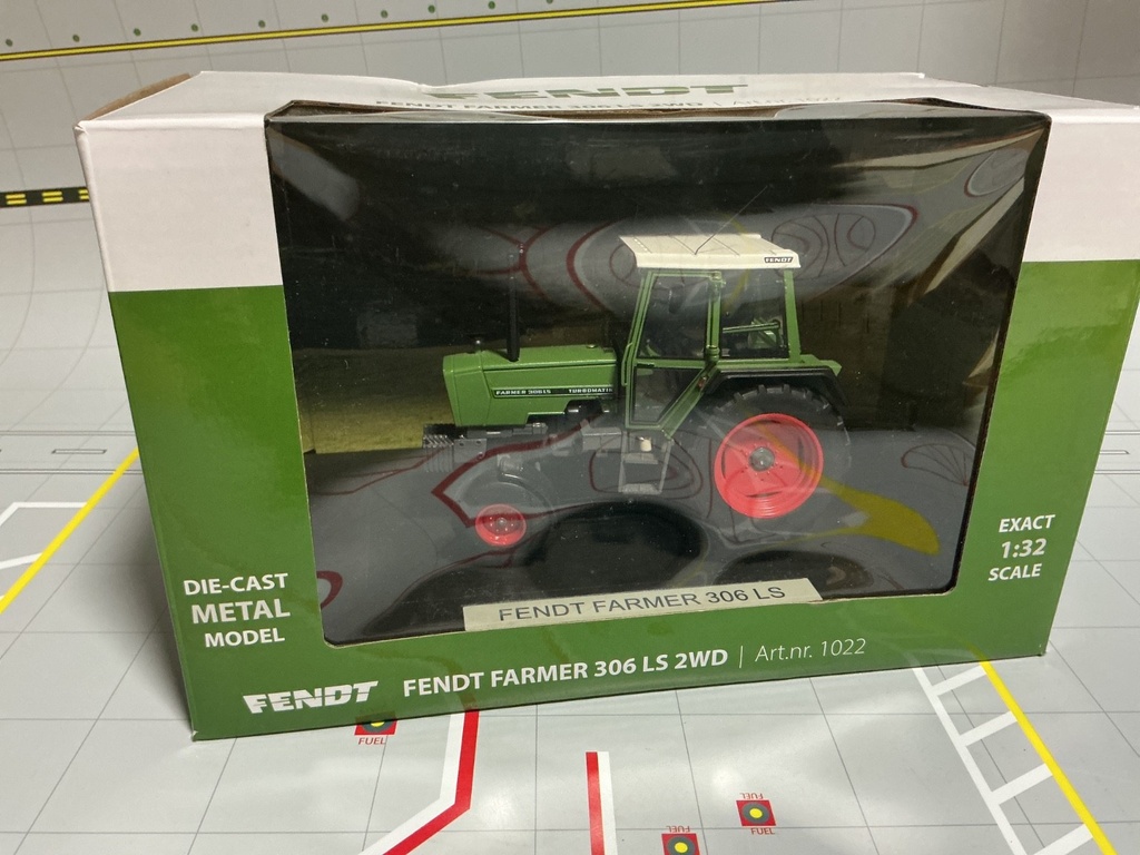 1/32 WEISE TOYS AGCO  - FENDT  FARMER 306 LS TRACTOR   { DISPLAYED} image