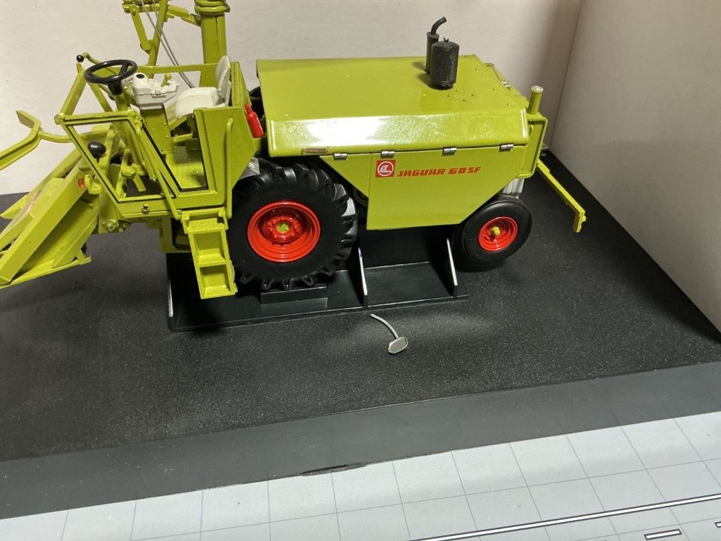 1/32 UNIVERSAL HOBBIES CLAAS JAGUAR  650SF {DISPLAYED,LOOSE IN BOX } MIRROR OFF image