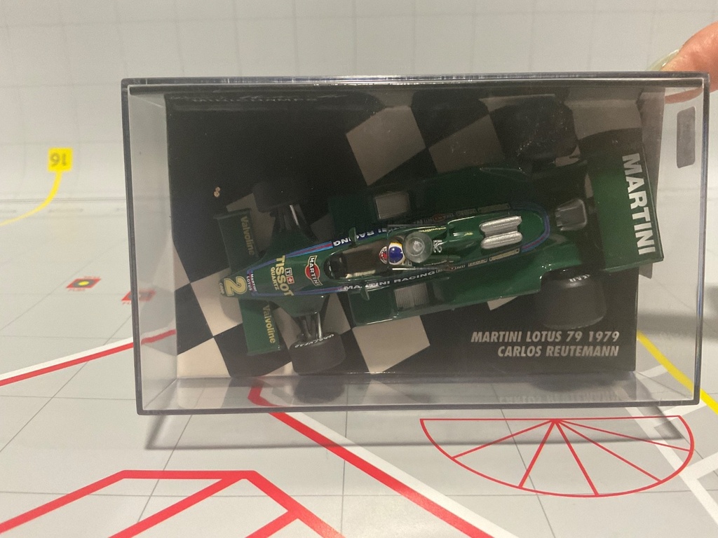 1:43 MINICHAMPS FORMULA 1 MARTINI LOTUS 79 1979 CARLOS REUTEMANN image