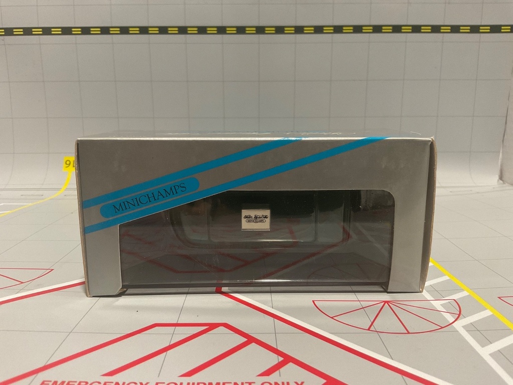 1:43 MINICHAMPS VW DELIVERY VAN GREEN image