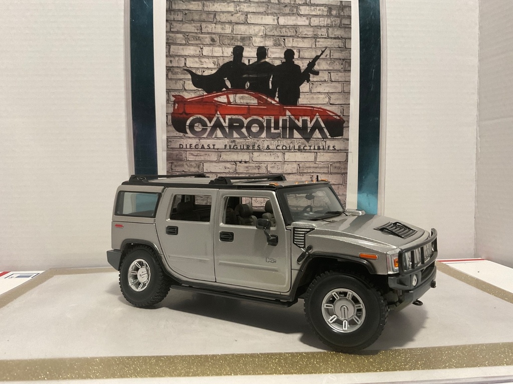 1/18: MAISTO HUMMER H2 SILVER ON GREY (MISSING ANTENNA) image