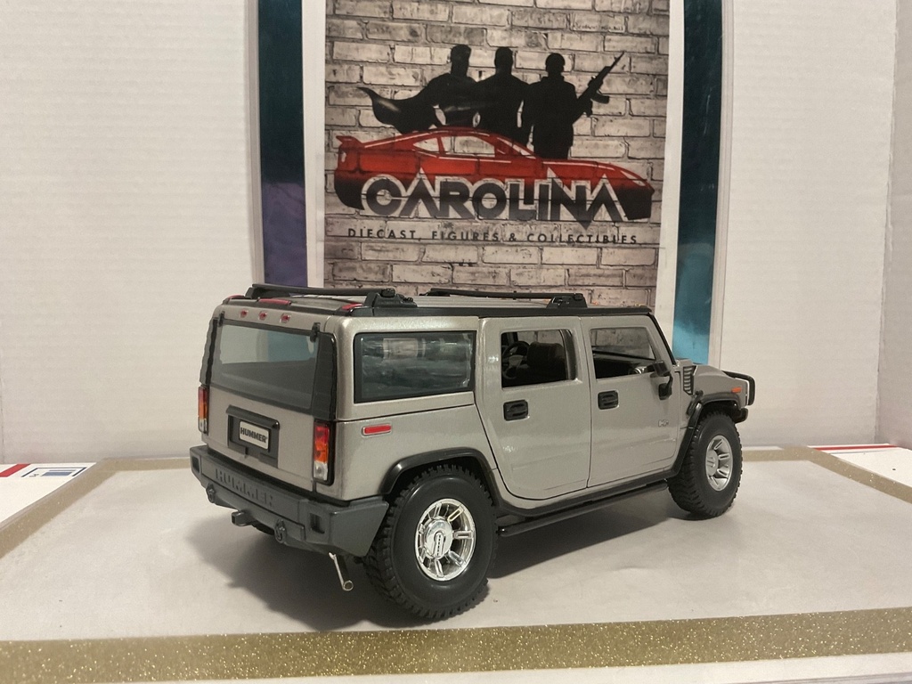 1/18: MAISTO HUMMER H2 SILVER ON GREY (MISSING ANTENNA) image