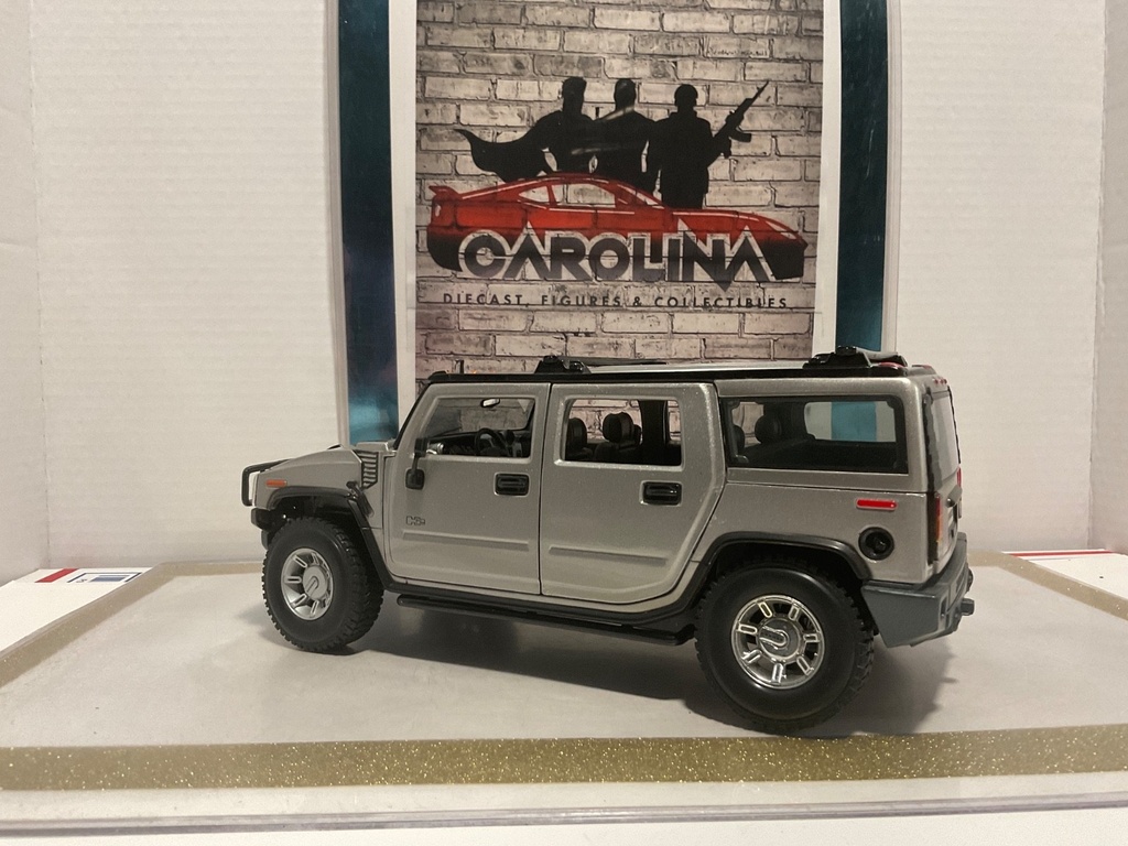 1/18: MAISTO HUMMER H2 SILVER ON GREY (MISSING ANTENNA) image