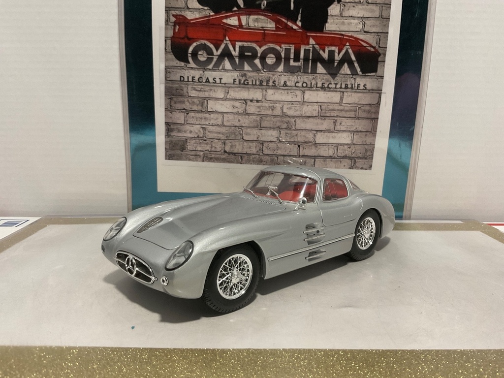 1/18: MAISTO MERCEDES BENZ 300 SLR UHLENHAUT image