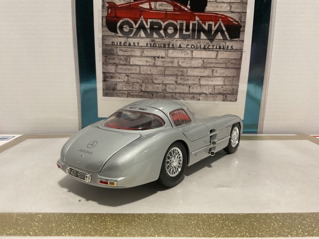 1/18: MAISTO MERCEDES BENZ 300 SLR UHLENHAUT image