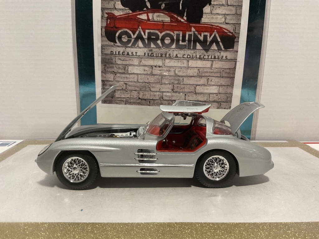 1/18: MAISTO MERCEDES BENZ 300 SLR UHLENHAUT image