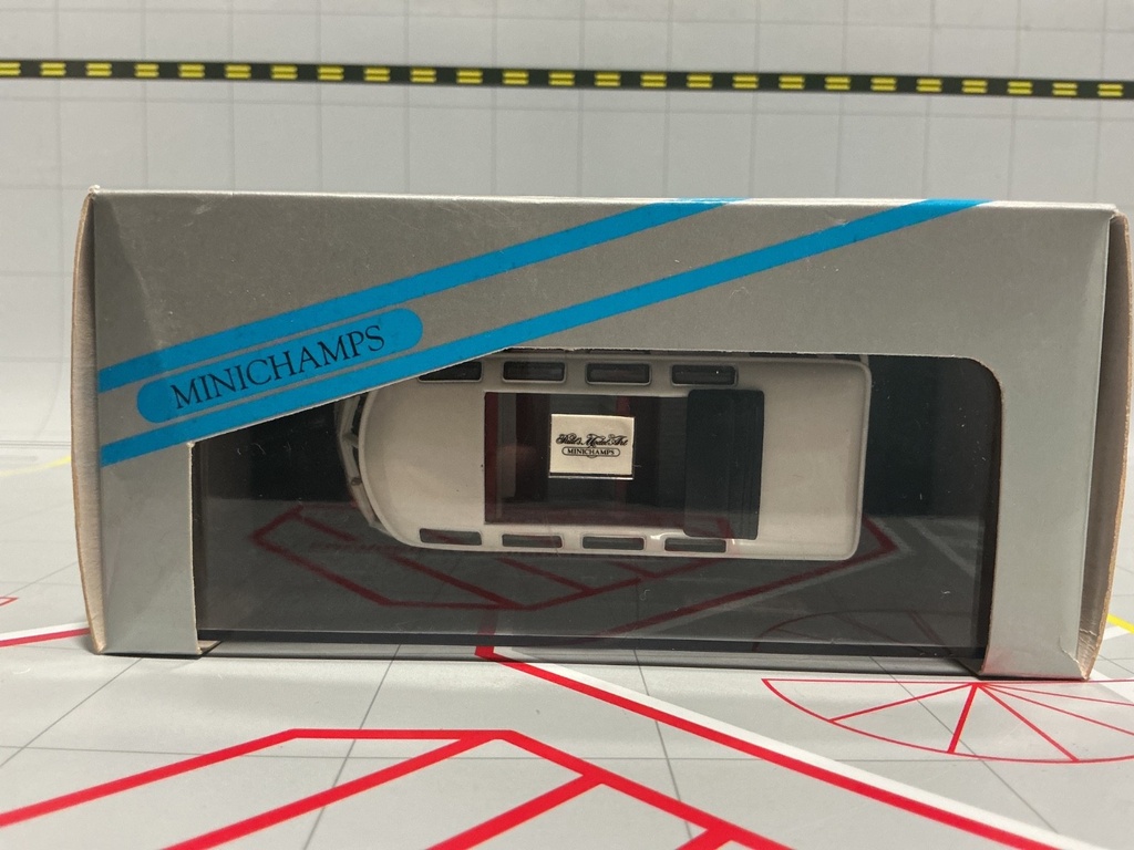 1:43 MINICHAMPS VW BUS SAMBA RED / CREME image