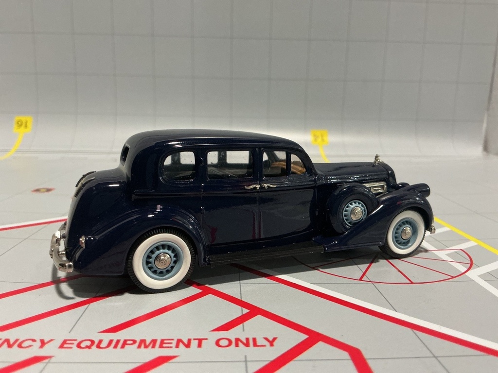 1:43 BROOKLIN MODELS 1936 PIERCE ARROW 1601 SEDAN DARK BLUE *MISSING TAILLIGHT image