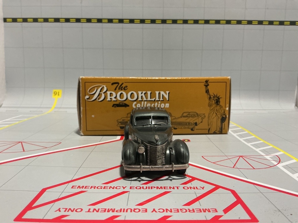 1:43 BROOKLIN MODELS CADILLAC 60 SPECIAL *MISSING FRONT LIGHT & TAILLIGHTS image