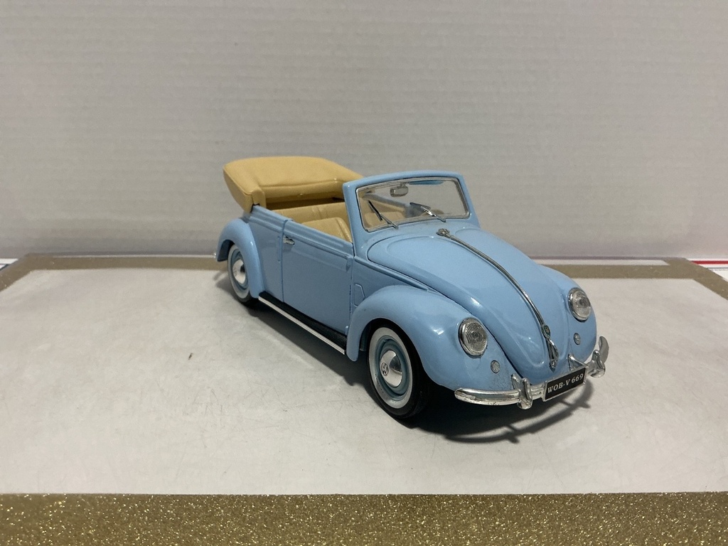 1/18: MAISTO 1951 VOLKSWAGEN CABRIOLET BLUE ON TAN image