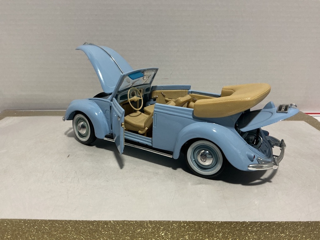 1/18: MAISTO 1951 VOLKSWAGEN CABRIOLET BLUE ON TAN image