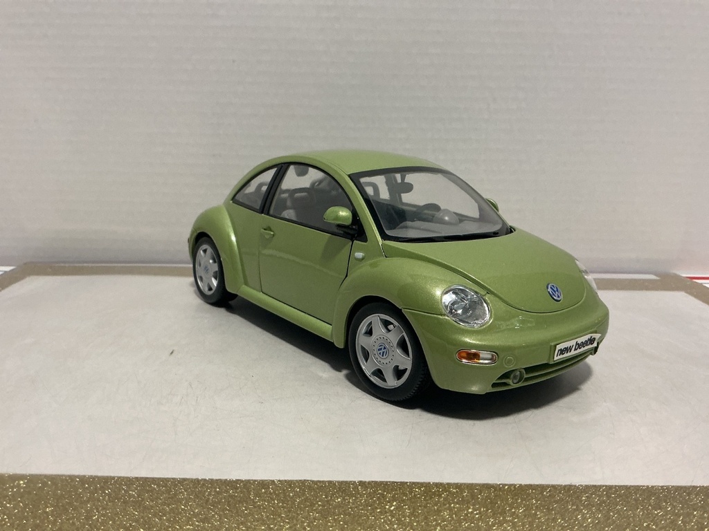 1/18: MAISTO 1951 VOLKSWAGEN CABRIOLET BLUE ON TAN image