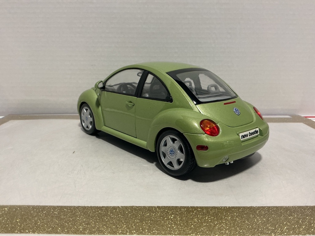 1/18: MAISTO 1951 VOLKSWAGEN CABRIOLET BLUE ON TAN image