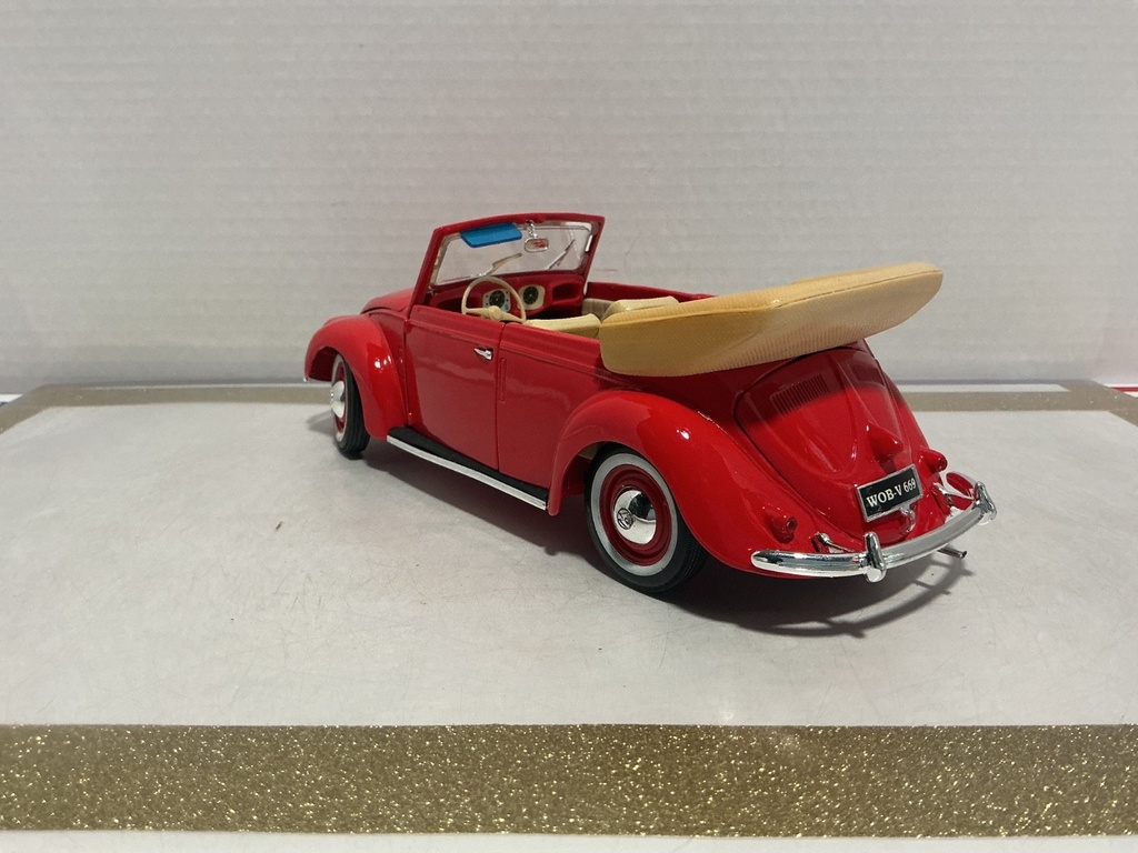 1/18: MAISTO 1951 VOLKSWAGEN CABRIOLET RED ON TAN image