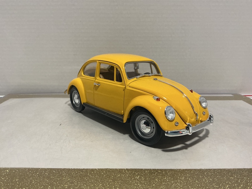 1/18: ROAD LEGENDS 1967 VOLKSWAGEN BEETLE YELLOW ON TAN image