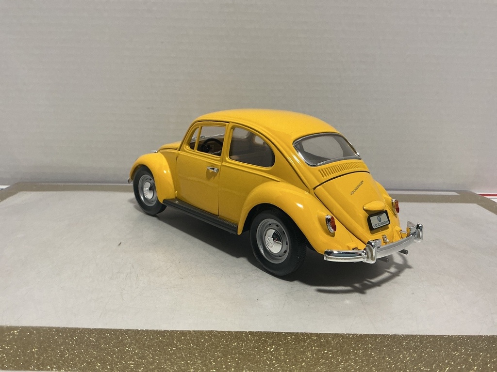 1/18: ROAD LEGENDS 1967 VOLKSWAGEN BEETLE YELLOW ON TAN image