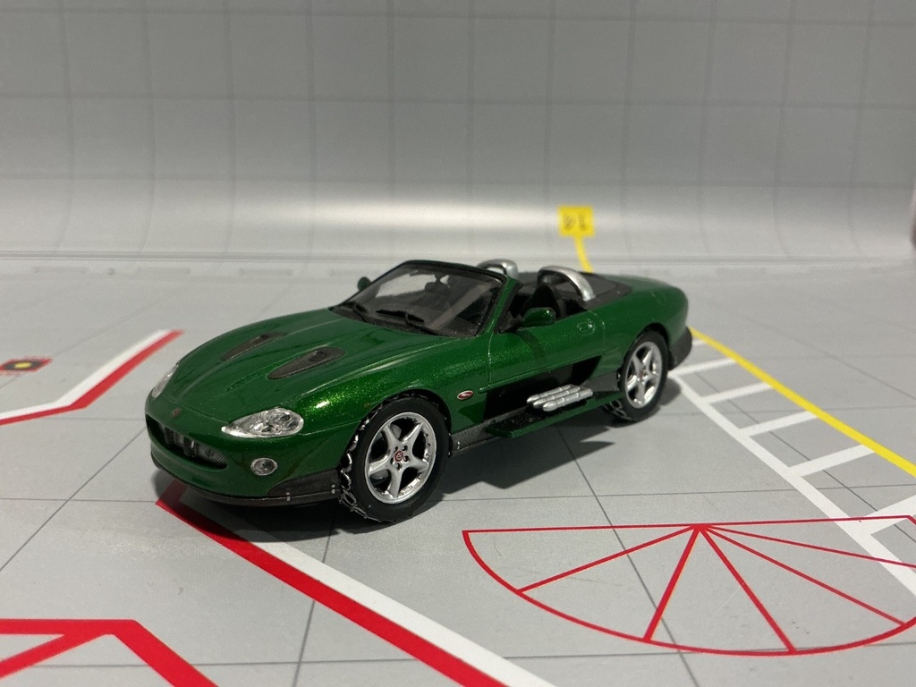 1:43 MINICHAMPS BOND COLLECTION JAGUAR XKR ROADSTER GREEN ON BLACK image