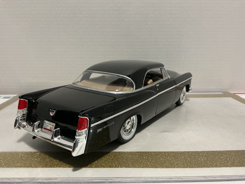 1/18 MAISTO 1956 CHRYSLR 300B BLACK ON TAN *LIGHT PAINT RASH* image