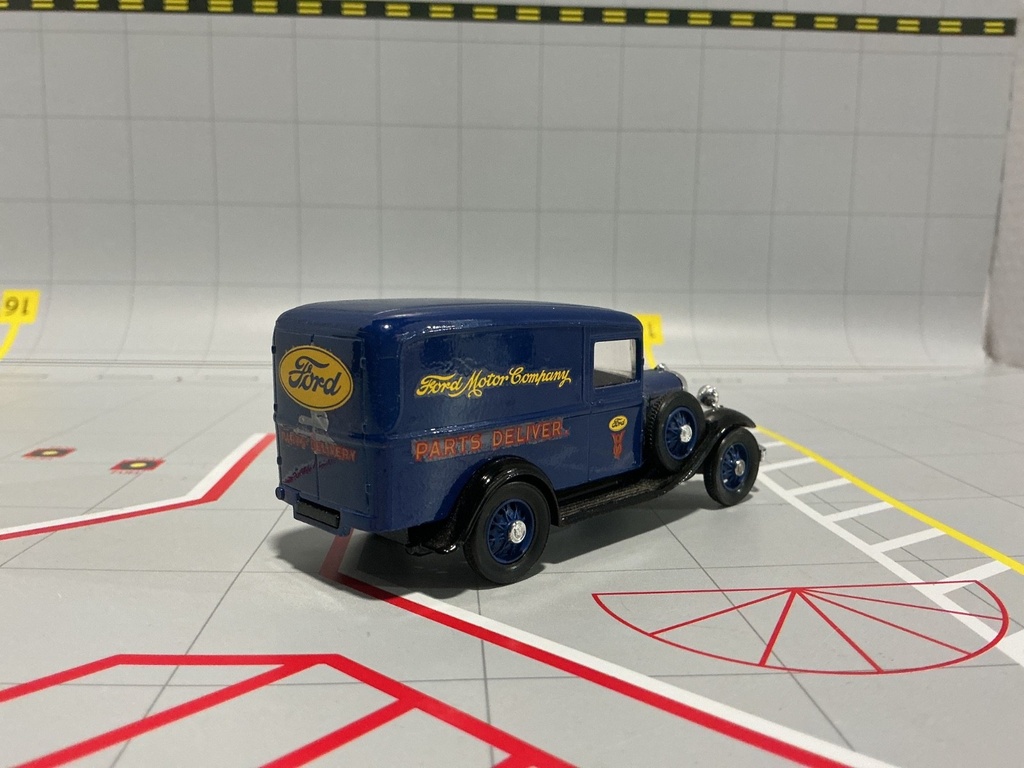 1:43 HOBBYCAR 1932 FORD PARTS TRUCK PARTS DELIVERY image