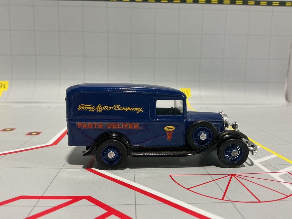 1:43 HOBBYCAR 1932 FORD PARTS TRUCK PARTS DELIVERY image