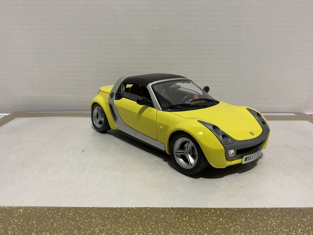 1/18: BURAGO ITALY SMART ROADSTER YELLOW ON RED image