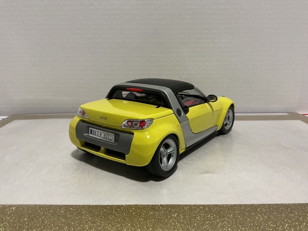 1/18: BURAGO ITALY SMART ROADSTER YELLOW ON RED image