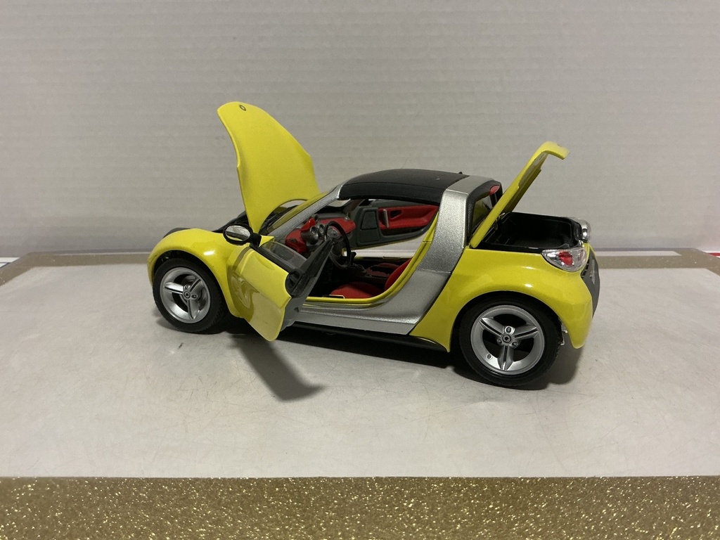1/18: BURAGO ITALY SMART ROADSTER YELLOW ON RED image
