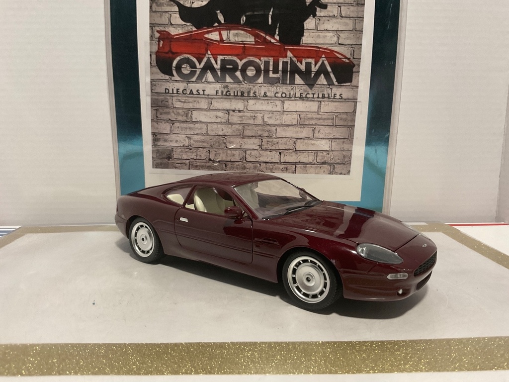 1/18: GUILOY ASTON MARTIN OB7 PLUM ON WHITE image
