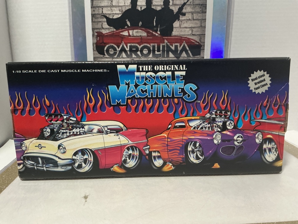 1/18: MUSCLE MACHINES GREY ‘65 CHEVELLE WAGON image