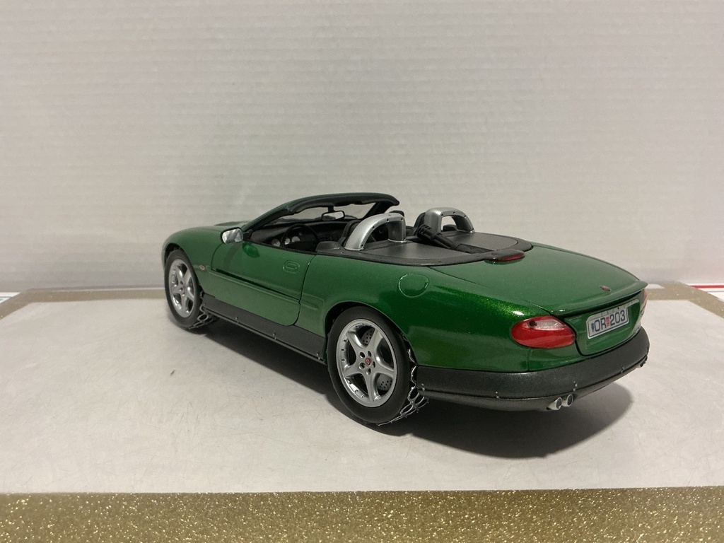1/18: BEANSTALK 2002 JAGUAR RKR GREEN ON BLACK JAMES BOND 007 image