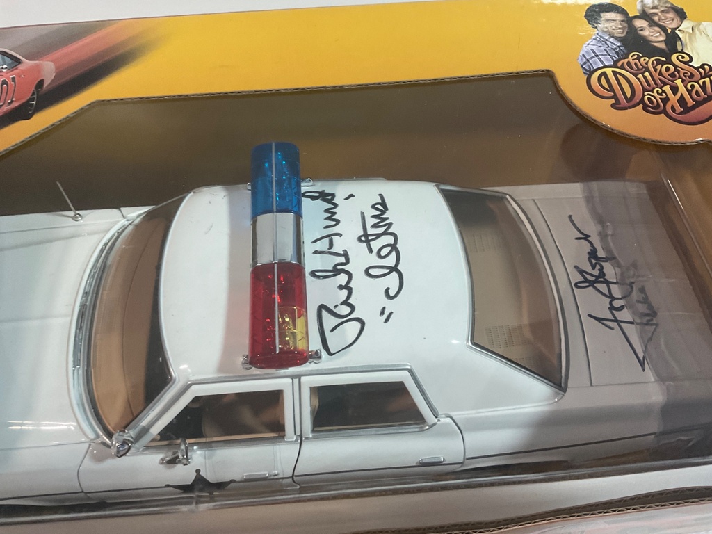 1/18 AUTO WORLD THE DUKE’S OF HAZZARD 1975 DOGE MANACO AUTOGRAPHED  - Photo 4