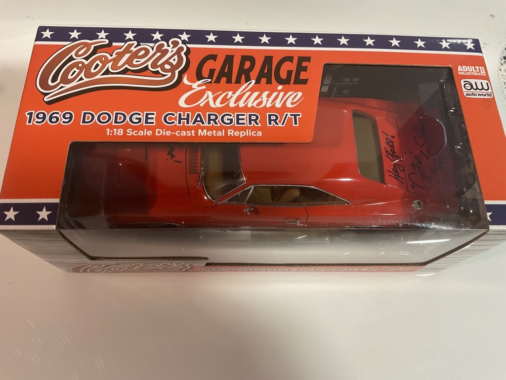 1/18 AUTO WORLD COOTER’S GARAGE EXCLUSIVE 1969 DODGE CHARGER R/T AUTOGRAPHED  - Photo 2
