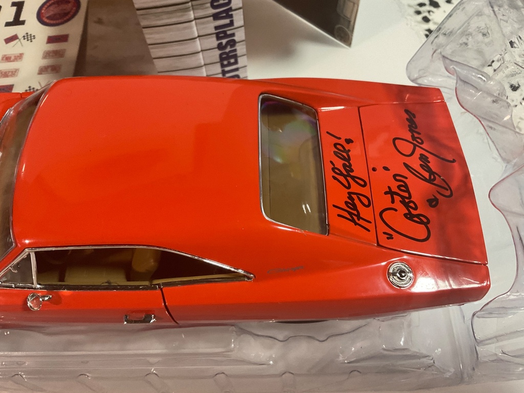1/18 AUTO WORLD COOTER’S GARAGE EXCLUSIVE 1969 DODGE CHARGER R/T AUTOGRAPHED  - Photo 5